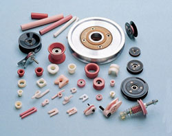 ファインセラミックス素材および部品などの研究開発から製造をオーダーメイドで行なう日本セラテックは、アルミナ、ジルコニア、炭化ケイ素を材料に、さまざまな先端産業をサポートしています。その製品は、セラミックス単体のものから他の素材との複合製品に至るまで、さらに平滑性、耐食性、高熱伝導率性、耐熱衝撃物性に優れた高機能特性セラミックスなど、とりわけ大量生産の難しい特注分野で磨いてきた技術を活かして、きめ細かくニーズに応えています。科学技術がめざましい速度で発展し続ける今ほど、材料科学の役割の重要性が認識される時代はなかったと言えるでしょう。日本セラテックは、その一翼を担うものとして、各種産業技術の進化を支えていきます。